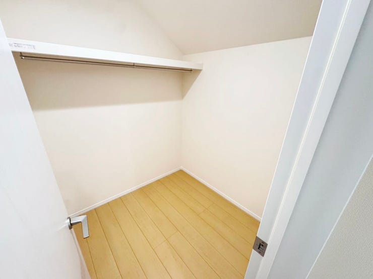 ◎ファミリークローゼット:A号棟(12/2撮影)
【全棟大容量のファミクロ付き!】
大容量のファミリークローゼットを設けました!スキーウエアやBBQ機材などの季節物やキャリーケースの収納などに!