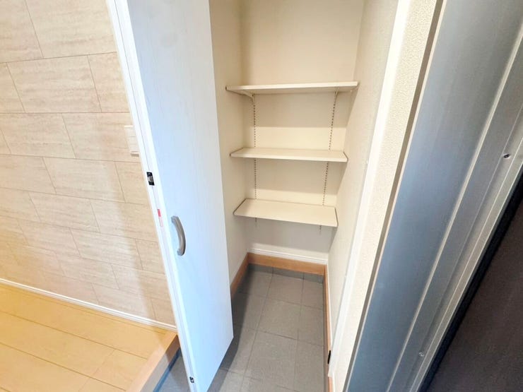 ◎SIC:A号棟(12/2撮影)
可動棚付なので、お子様の外で遊ぶおもちゃなどの収納にもピッタリです♪