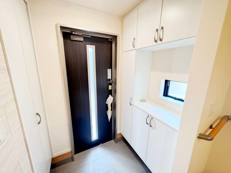 ◎玄関:A号棟(12/2撮影)
玄関収納はたっぷり収納できる大容量サイズ!ご家族分の靴もすっきり収納できます。