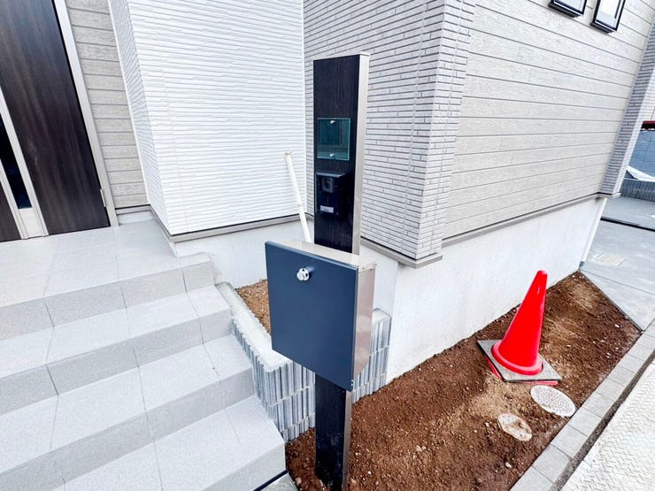 ◎機能門柱:A号棟(12/2撮影)
表札やポスト・インターホンなどが一つにまとまった機能門柱です。玄関まわりがスッキリとした印象になりますね。