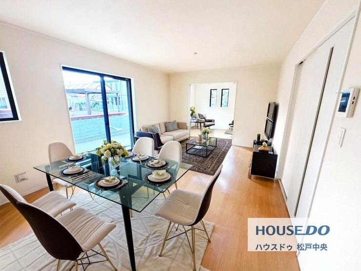 ◎リビング:A号棟(12/2撮影)
横長のリビングは、ダイニングテーブルやソファなど、家具の配置もしやすく!
※家具はCGになります。