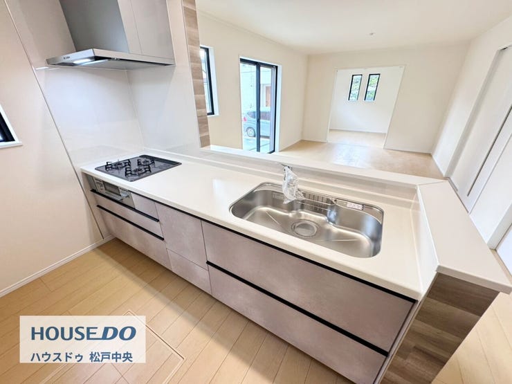 ◎キッチン:A号棟(12/2撮影)
来客の際なども会話をしながらキッチンに立つことができ、手元がカウンターで隠れるのでリビングからはすっきり見えます!