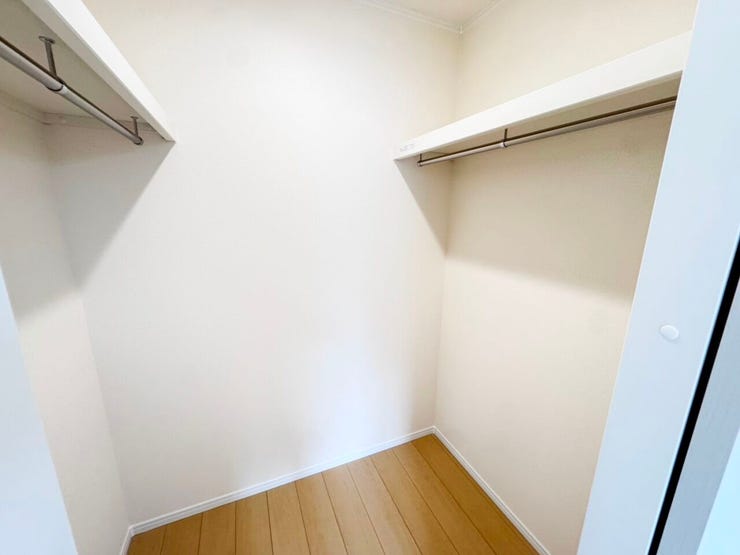 ◎WIC:B号棟(12/2撮影)
【WICが標準装備!】
主寝室には季節物の衣類もスッキリ収納できるウォークインクロゼット!
ご夫婦の衣類もたっぷり収納できます!