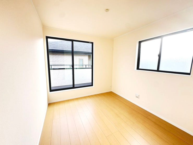 ◎洋室:B号棟(12/2撮影)
全居室2面採光!窓を2つ設けた事で光が差し込む温かい空間になっています!