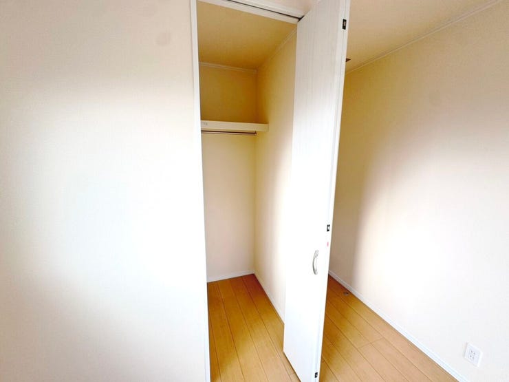 ◎収納:B号棟(12/2撮影)
クローゼット内には枕棚がついているので余りがちな上の空間もしっかり収納スペースとして利用可能!