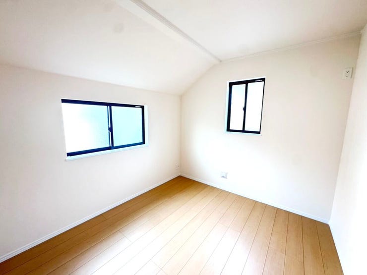 ◎洋室:B号棟(12/2撮影)
フローリングは定番のメープルカラー、収納扉などはホワイトで清潔感もあり、家具もあわせやすい色合いです。