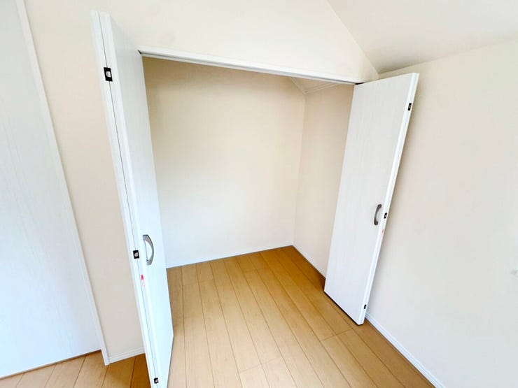 ◎収納:B号棟(12/2撮影)
収納扉は折戸扉になっているので、最小限のスペースで開閉が可能です◎レールがないので埃もたまらず、掃除がしやすいですね♪