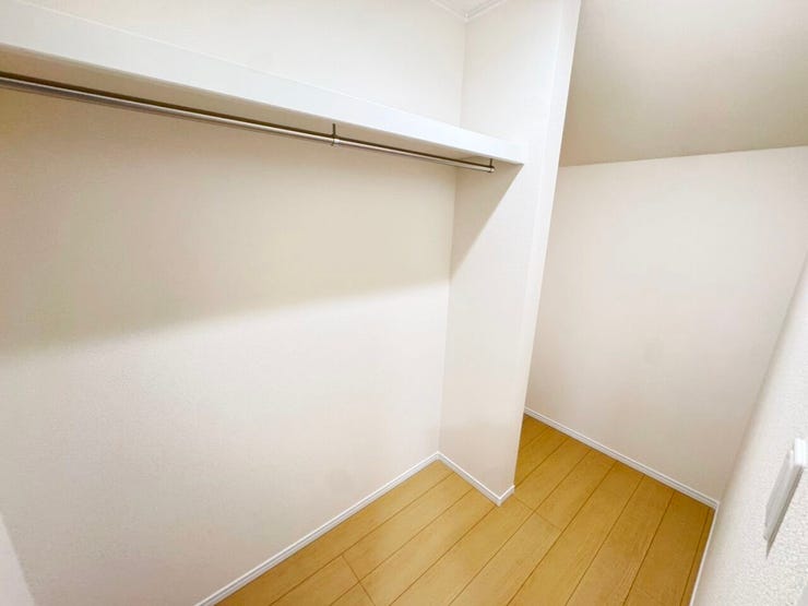 ◎ファミリークローゼット:B号棟(12/2撮影)
【全棟大容量のファミクロ付き!】
大容量のファミリークローゼットを設けました!スキーウエアやBBQ機材などの季節物やキャリーケースの収納などに!