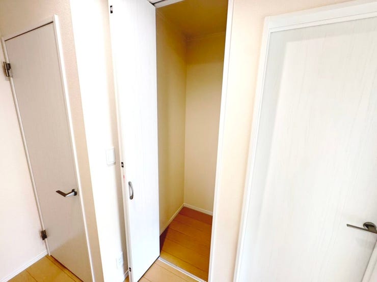 ◎2階廊下収納:B号棟(12/2撮影)
2階へ上がると、階段横にも収納付!お掃除用具や季節物の家具・家電などの収納に便利なスペースです!