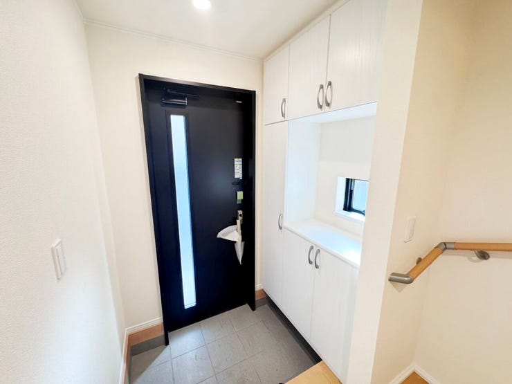 ◎玄関:B号棟(12/2撮影)
玄関収納はたっぷり収納できる大容量サイズ!ご家族分の靴もすっきり収納できます。