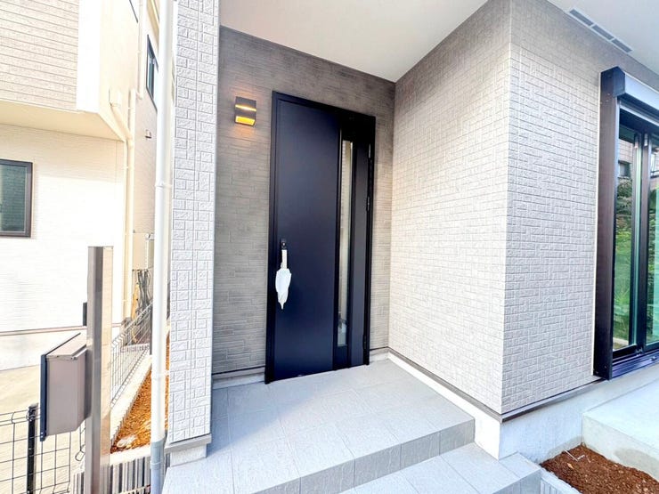 ◎玄関ポーチ:A号棟(10/31撮影)
玄関前のアプローチに屋根があり、雨の日でも濡れにくいです!