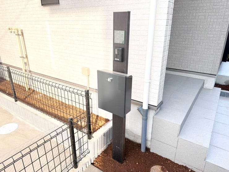 ◎機能門柱:B号棟(12/2撮影)
表札やポスト・インターホンなどが一つにまとまった機能門柱です。玄関まわりがスッキリとした印象になりますね。