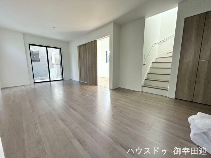 ■□■インテリアが映える洗練されたリビング■□■家具の配置を考えたり、ご自身の生活を実際にイメージしてもらうのも内覧ツアーの醍醐味です♪