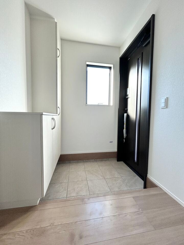 ■□■我が家の顔となる玄関■□■重厚感ある扉で守られてるので、防犯面でも安心です♪