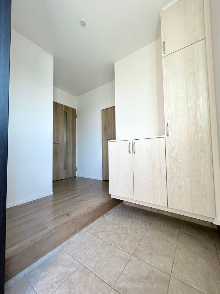 ■□■我が家の顔となる玄関■□■重厚感ある扉で守られてるので、防犯面でも安心です♪