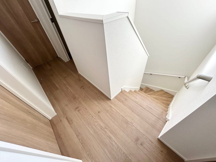 ■□■暮らしを繋ぐ、明るい動線■□■採光窓から光が差し込み、足元を優しく照らす。安全で快適な、家族の生活を支える縦の繋がりです