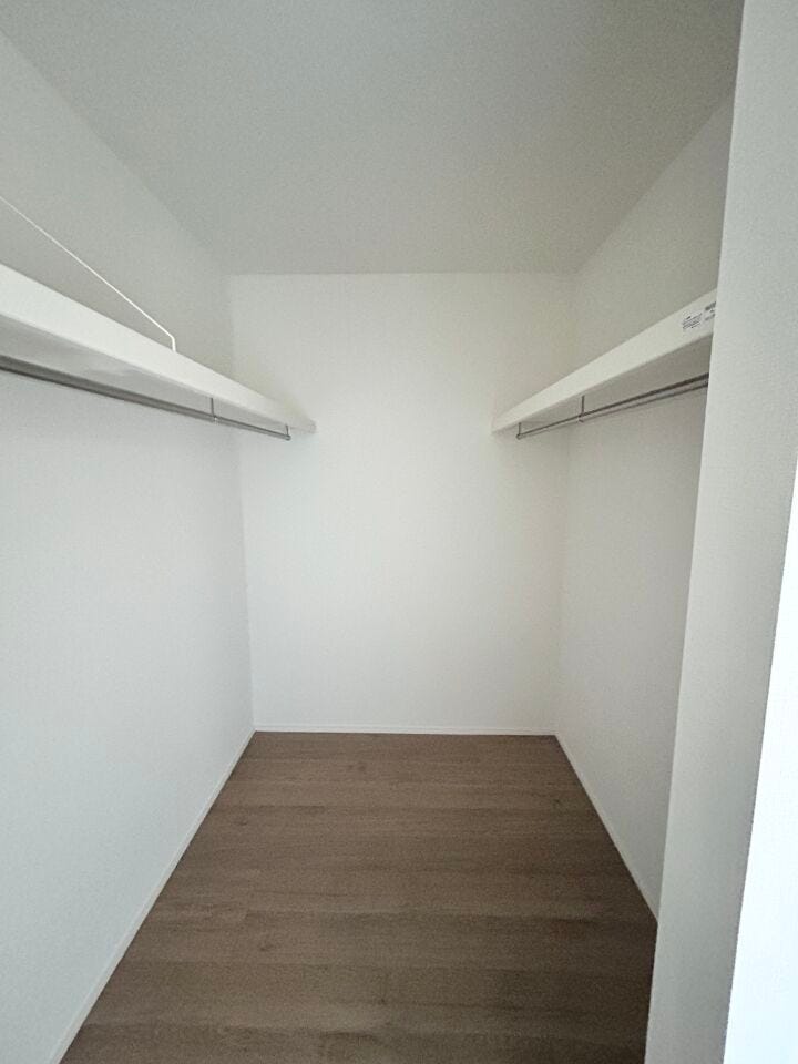 ■□■2階7.8帖洋室WIC■□■衣類から小物まで一ヶ所に集約。整理整頓がしやすく、毎日のコーディネートが楽しくなるゆとりの収納です