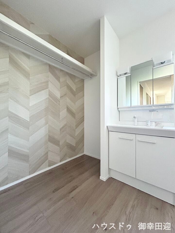 ■□■暮らしの小さなアトリエである洗面所■□■収納豊富な独立洗面台付きです♪