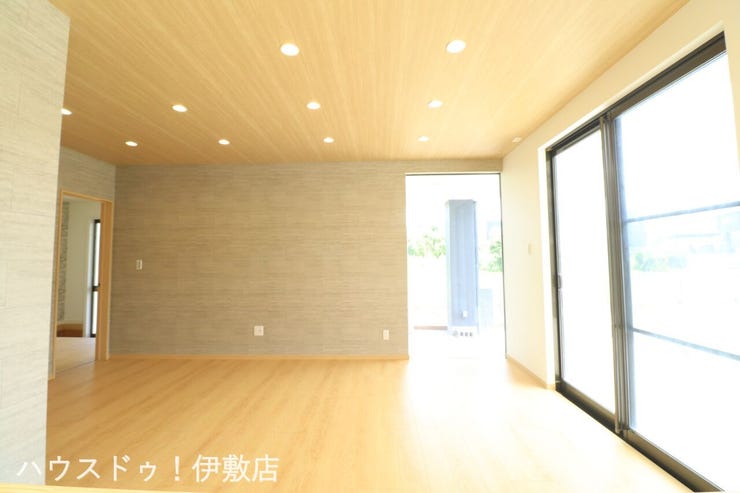 吉野町 中古戸建 【リビング】
窓が多くあり、開放感のあるリビング。外との一体感を感じます