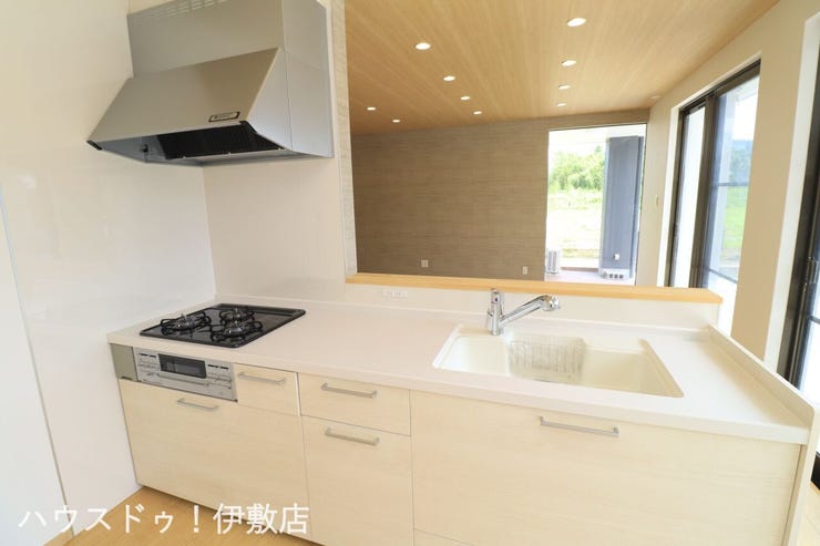吉野町 中古戸建 【キッチン】
カウンターキッチンで家族の笑顔を見ながら調理できます