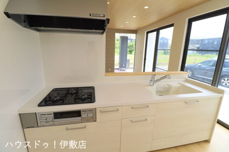 吉野町 中古戸建 【キッチン】
小上がりキッチンカウンターで、食事の配膳もしやすそうですね。
キッチン頭上には温かみを感じられるダウンライト照明が設置済。