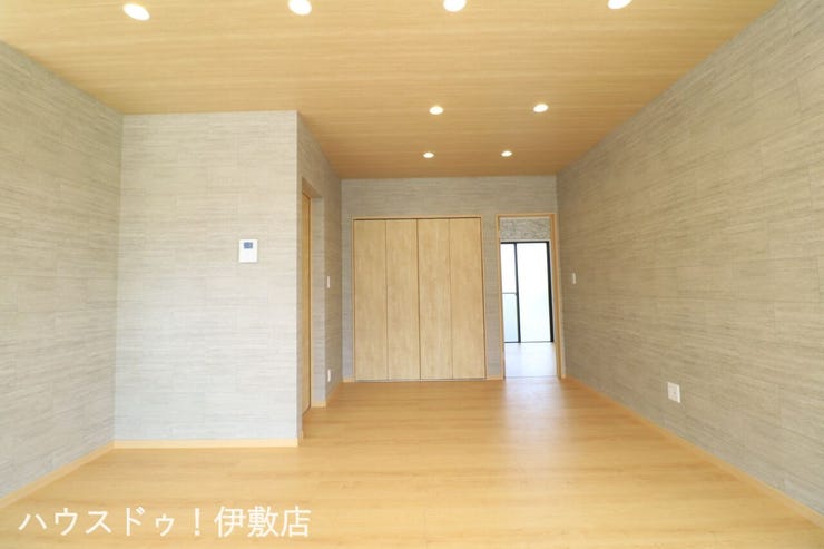 吉野町 中古戸建 【リビング】
L型のリビングで家具配置が決まりやすいリビングです