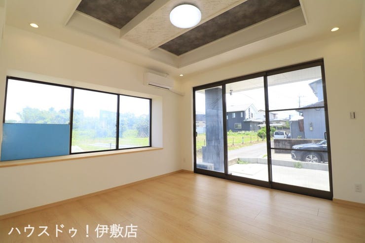 吉野町 中古戸建 【洋室8.75帖】
東側と南側の2方向に窓があり、明るい洋室です
