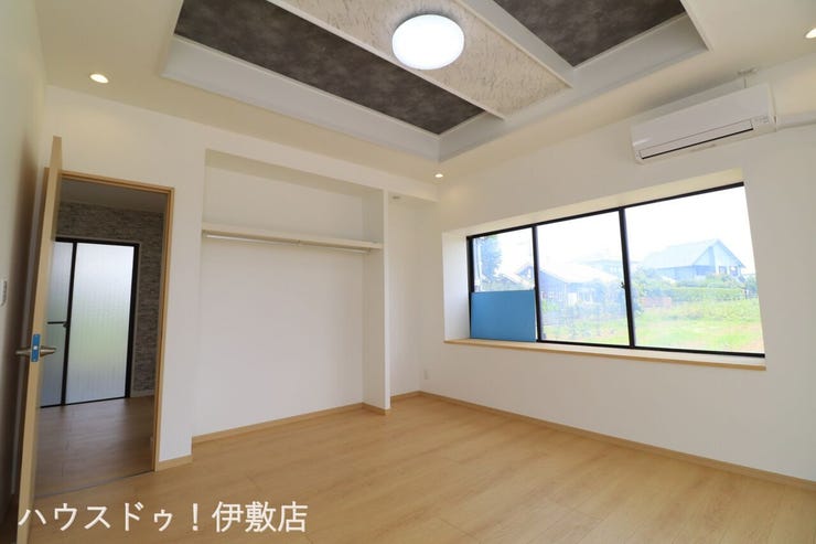 吉野町 中古戸建 【洋室8.75帖】
ハンガーパイプ付でかける収納が可能です