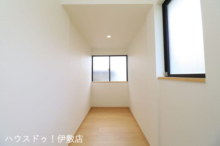 吉野町 中古戸建 【ウォークインクローゼット】
広々としたウォークインクローゼット付。窓付ですぐに換気も可能です