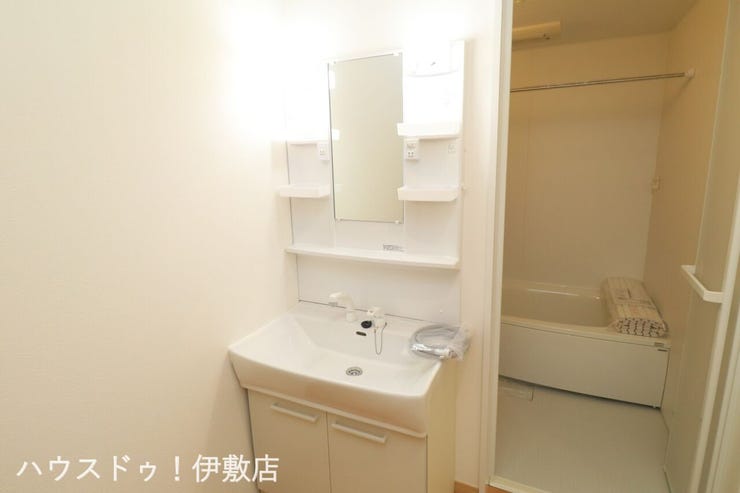 吉野町 中古戸建 【洗面台】
白く清潔な洗面台は一日のはじまりのスイッチを入れるのにピッタリなスペース。