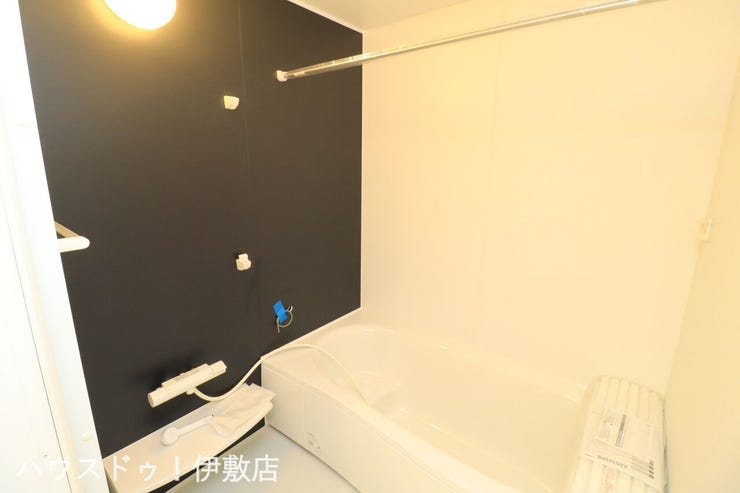 吉野町 中古戸建 【浴室】
大型の浴槽に浸かって日頃の疲れを癒して頂く事が出来ますね