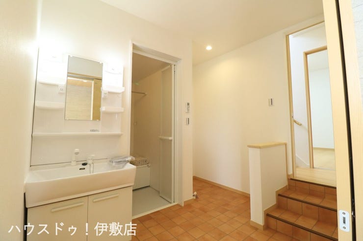 吉野町 中古戸建 【洗面所】
広々とした洗面所には、洗面台や洗濯機置場付