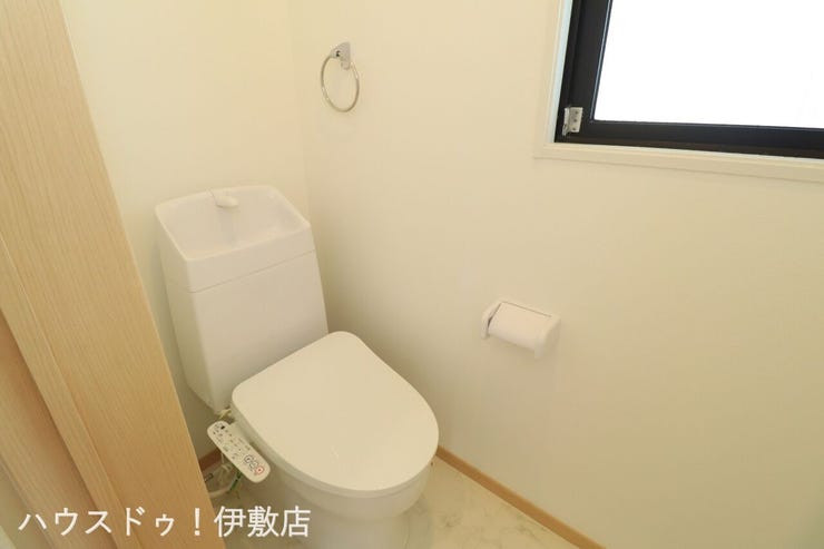 吉野町 中古戸建 【トイレ】
ウォシュレット付のトイレ。タオルリングやペーパーホルダーも完備です