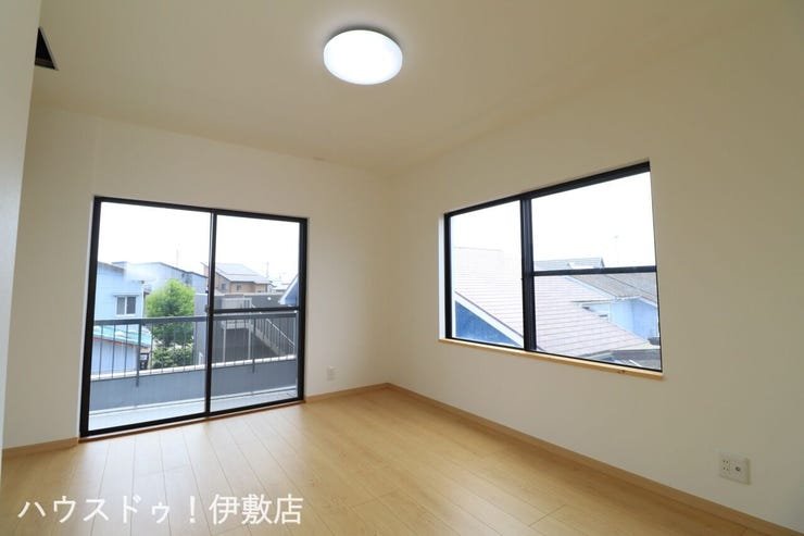 吉野町 中古戸建 【洋室6帖】
白を基調とした室内で清潔感と開放感があります