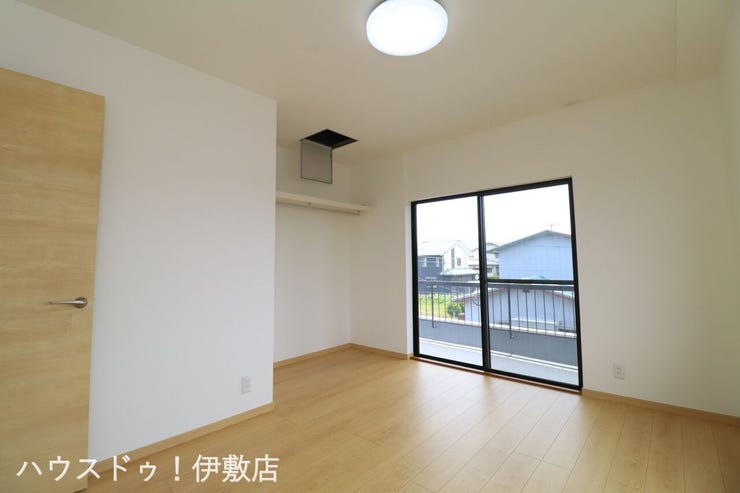 吉野町 中古戸建 【洋室6帖】
白を基調とした室内で清潔感と開放感があります
