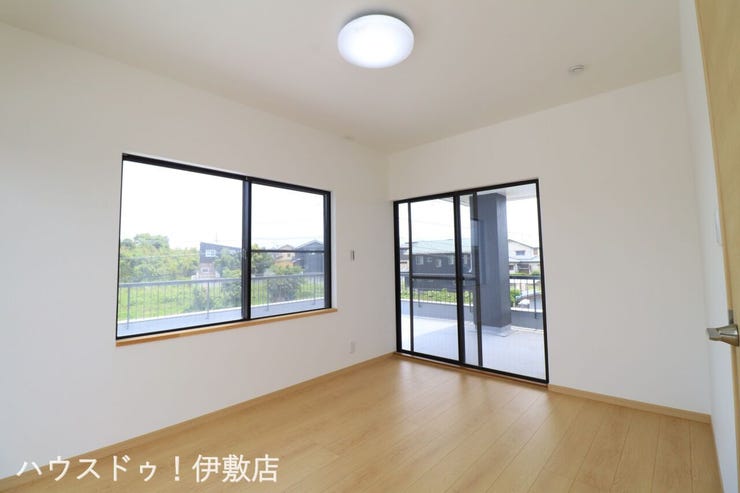 吉野町 中古戸建 【洋室6帖】
白を基調とした室内で清潔感と開放感があります