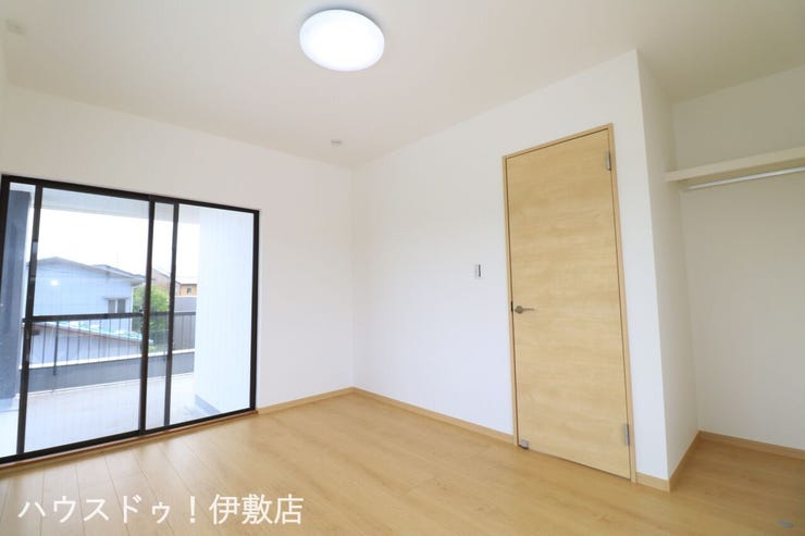 吉野町 中古戸建 【洋室6帖】
白を基調とした室内で清潔感と開放感があります