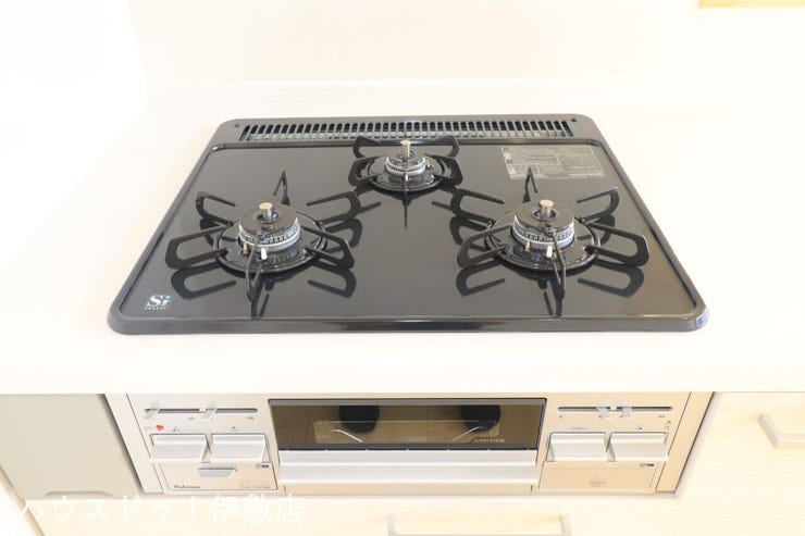 吉野町 中古戸建 【三口ガスコンロ】
キッチンには三口ガスコンロを採用。IHでは物足りない方にはおすすめです