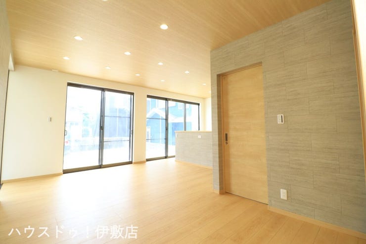 吉野町 中古戸建 【リビング】
南側に掃き出し窓があり、部屋の奥まで光が入りやすいリビング