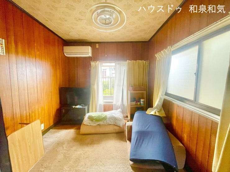 5.2帖の洋室です。自然光もしっかり入る、ワークスペースにもお使いいただける空間です。