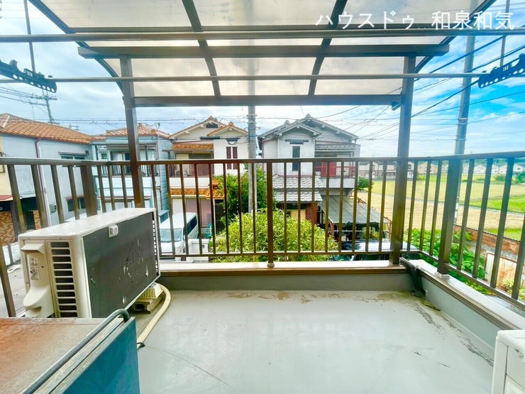 住まいのデザインに溶け込む屋根付きバルコニー。実用性と美しさを兼ね備えています