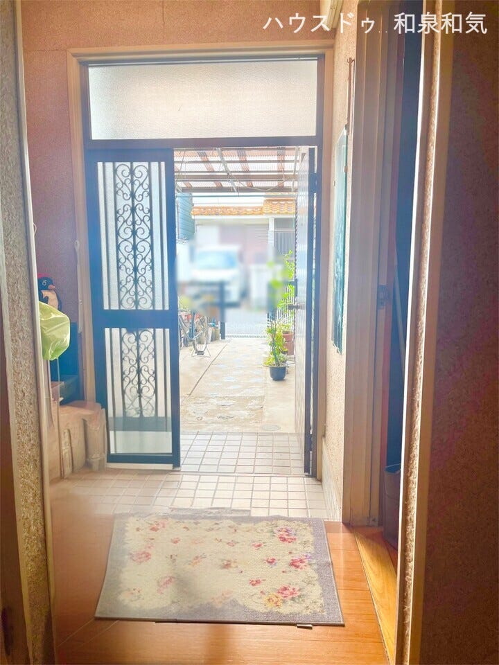 あたたかな日差しが差し込む玄関です