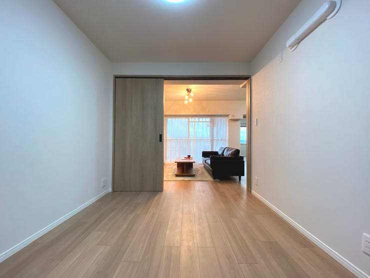 4.8帖の洋室1。リビングに隣接したお部屋でライフスタイルに合わせてご使用いただけます。