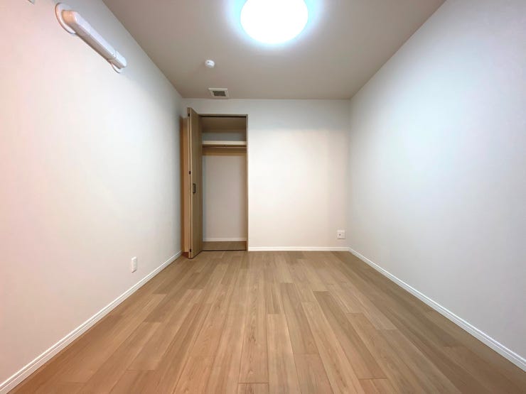 4.8帖の洋室1。便利で嬉しいクローゼットを完備しております。