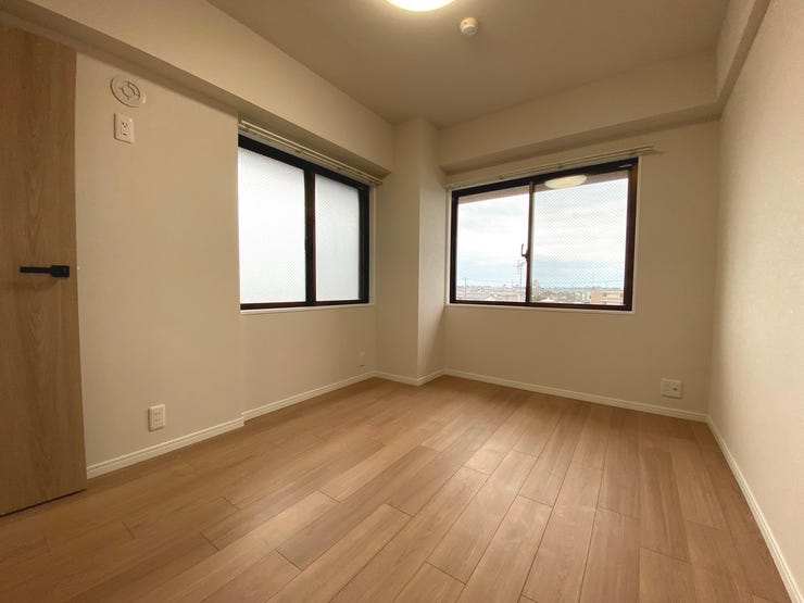 5.3帖の洋室。二面採光で明るさを取り込んだお部屋です。日中は電気いらずでエコな暮らしに♪