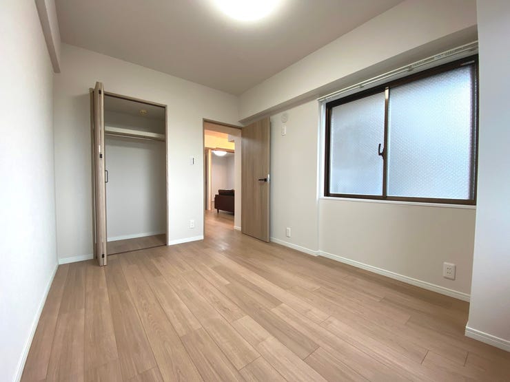 5.3帖の洋室。各居室にクローゼットを完備しており、ご家族みんなの荷物をすっきり収納できます。