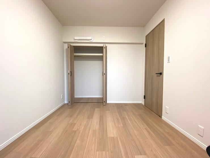 4.8帖の洋室2。お子様の衣類や学校用品もしっかり保管できますね。