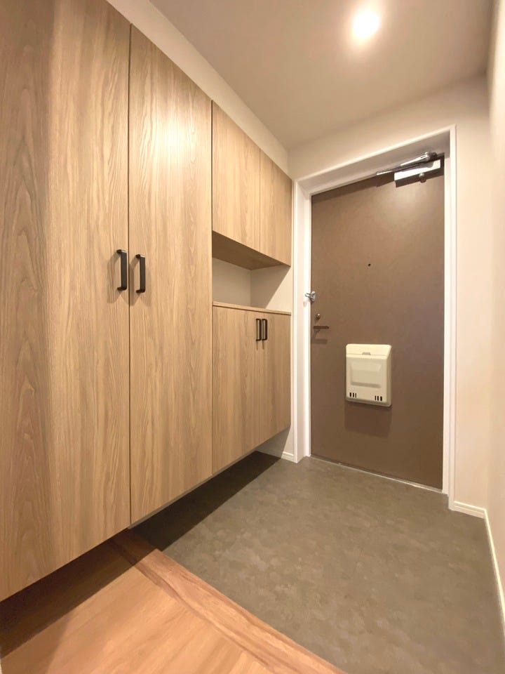 シューズボックスを設置した玄関。ご家族全員分の履物が収納できるので整頓された空間に。