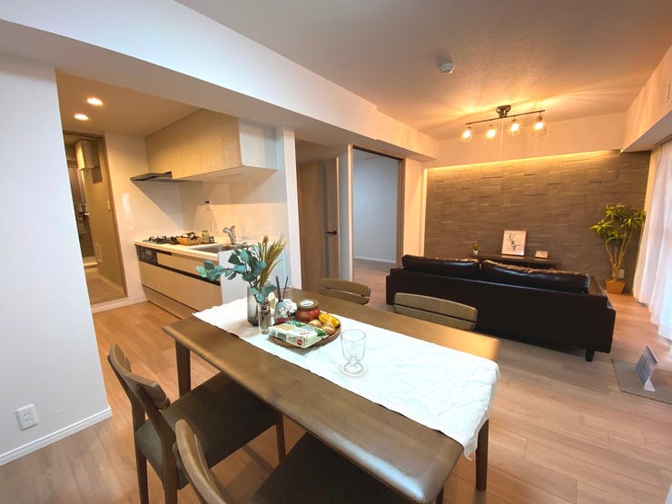 15.1帖のリビング。調湿や脱臭効果のあるエコカラットを採用。デザイン性にも優れた空間です。