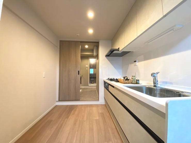 キッチンから洗面室に通り抜けできる間取りです。水回りが近く家事が楽になる導線となっております。